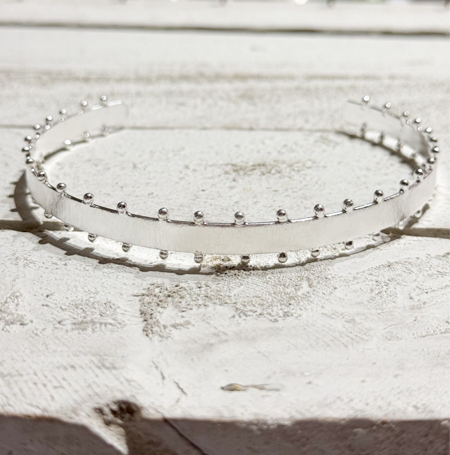 Gargantilla Choker rígido hippie chic plateado