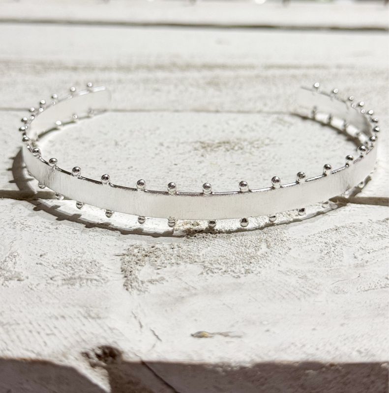 Gargantilla Choker rígido hippie chic plateado