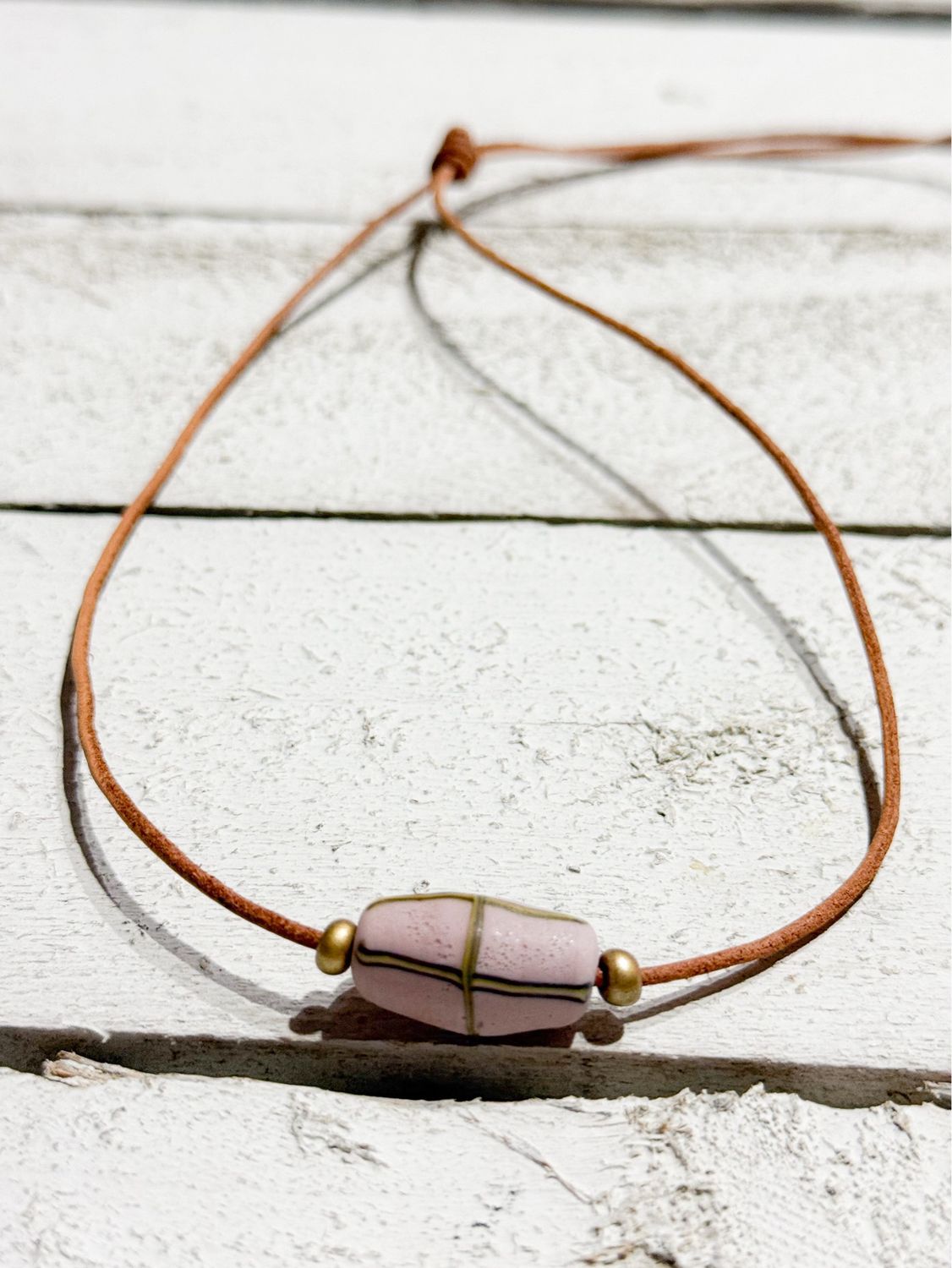 Gargantilla cuero piedra rosa y oro