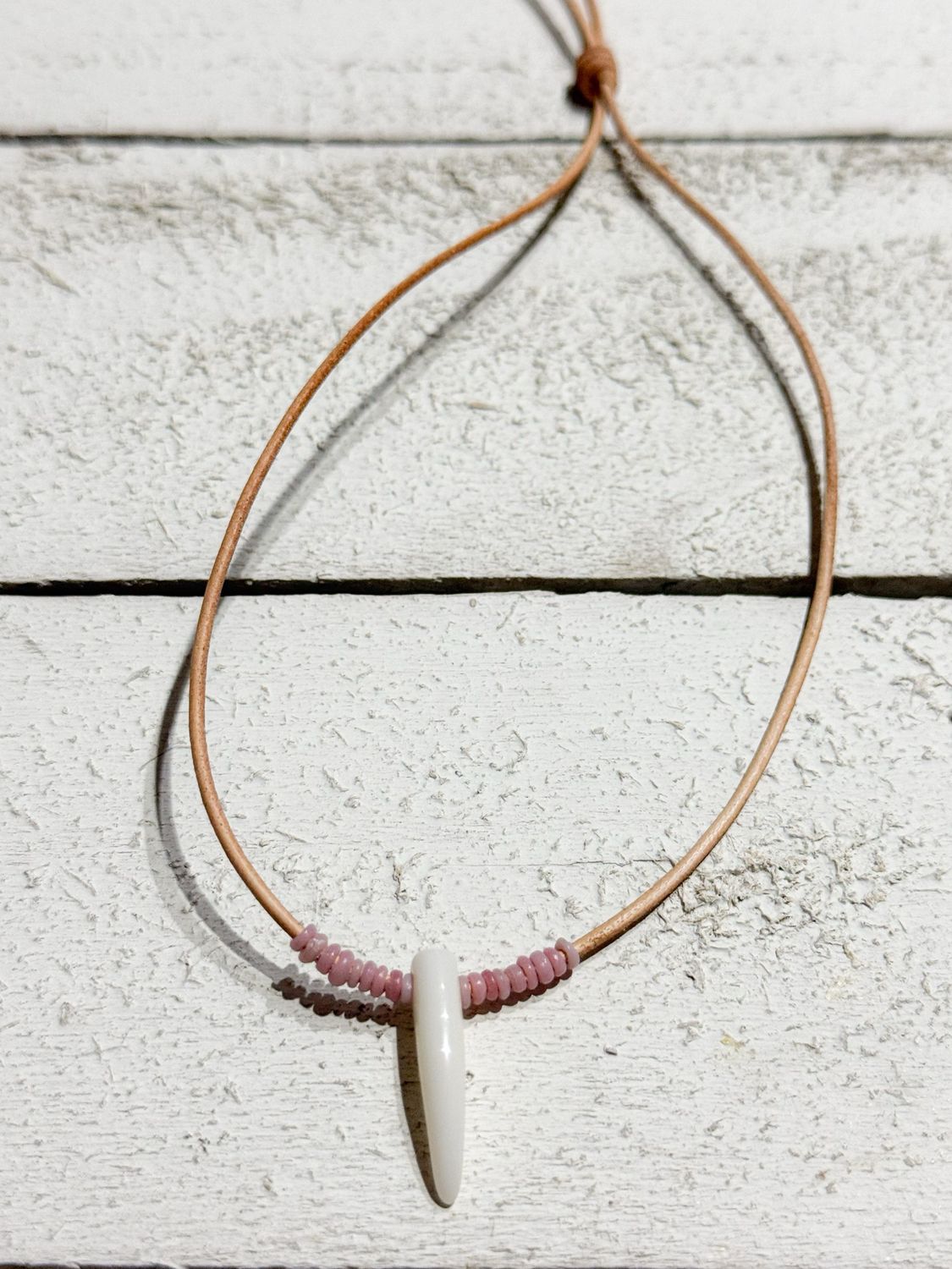 Gargantilla cuero colmillo rosa