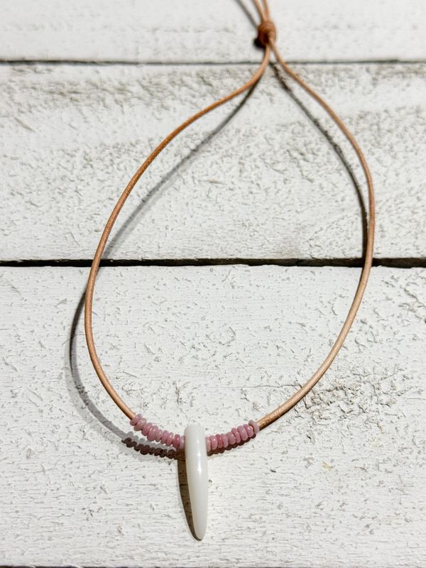 Gargantilla cuero colmillo rosa