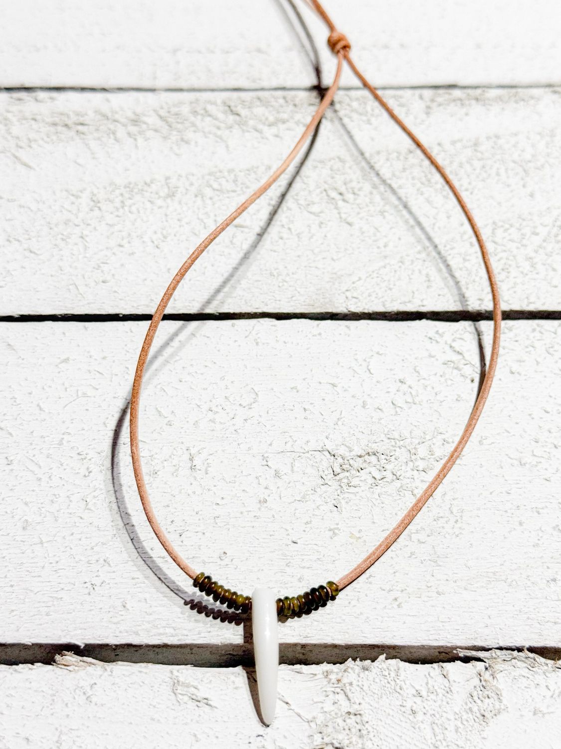 Gargantilla cuero colmillo verde kaki