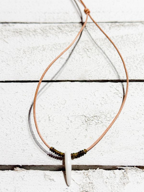 Gargantilla cuero colmillo verde kaki