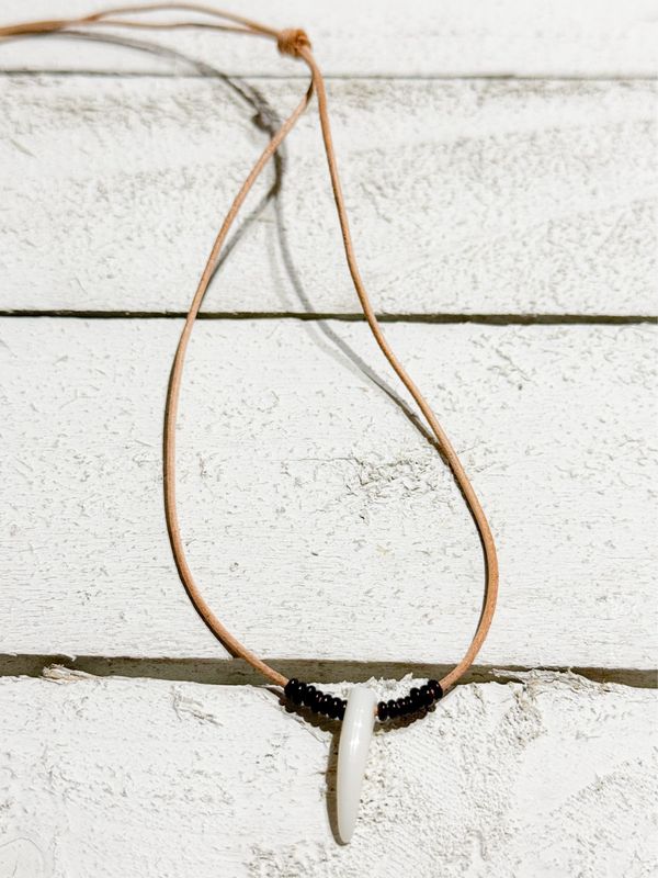 Gargantilla cuero colmillo marrón