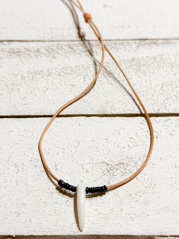 Gargantilla cuero colmillo verde