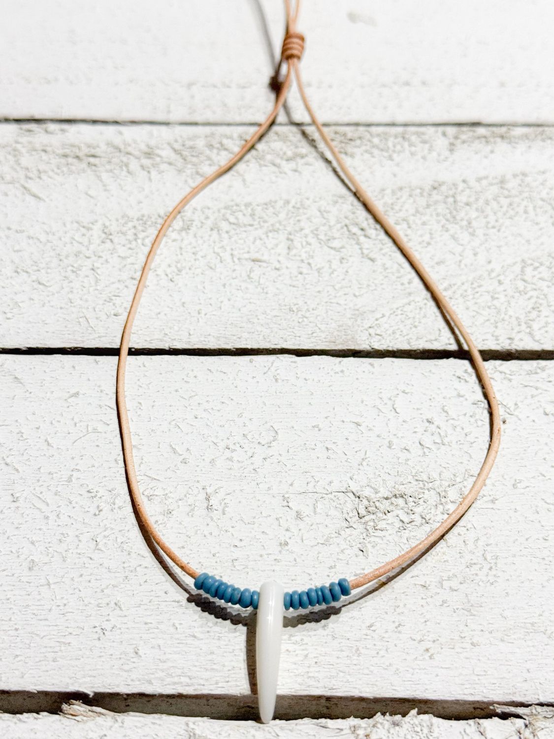 Gargantilla cuero colmillo azul