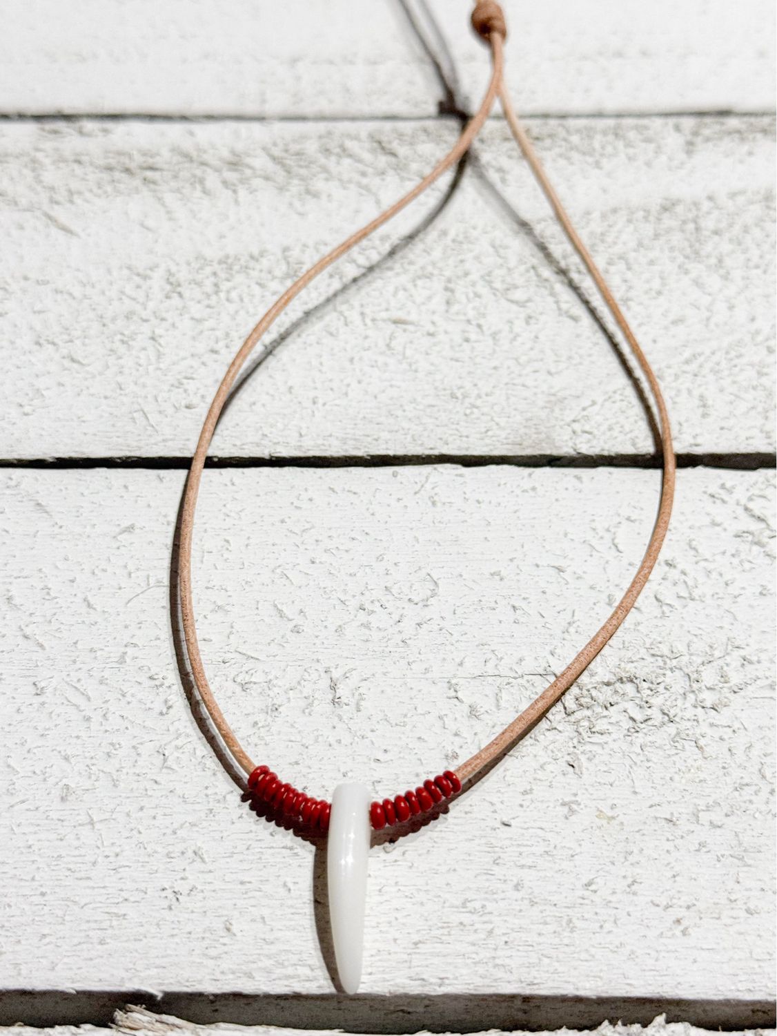 Gargantilla cuero colmillo teja