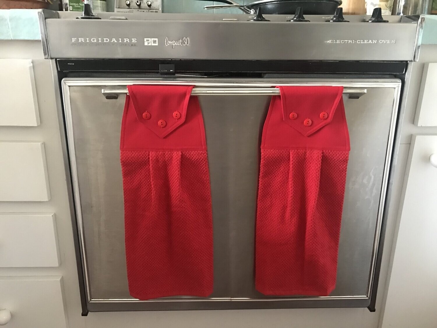 2 beautiful *RED* tie kitchen towel