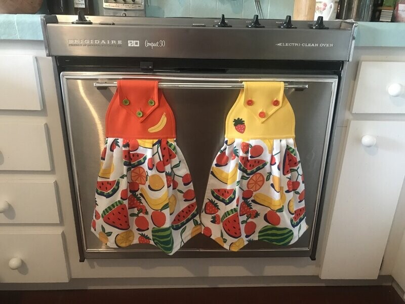 2 beautiful *Fruit Cocktail* tie kitchen towels