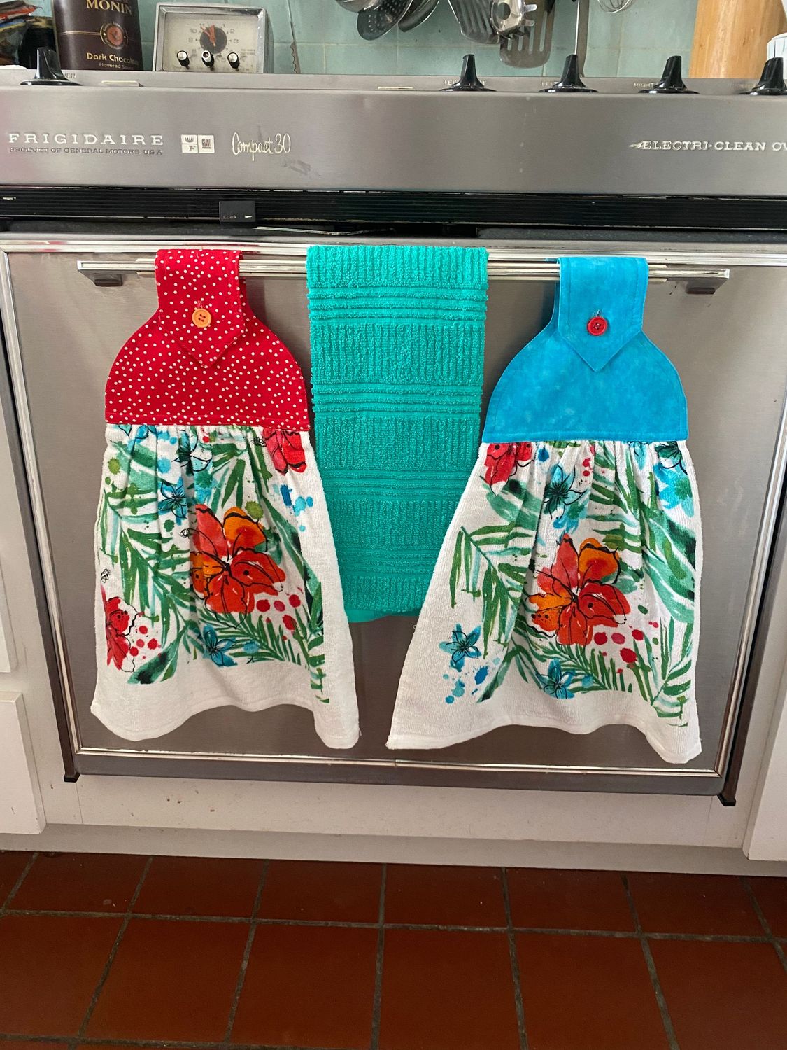 2 beautiful *Tropical Hibiscus* tie kitchen towels and one hand kitchen towel 2 beautiful *Tropical Hibiscus* tie kitchen towels and one hand kitchen towel