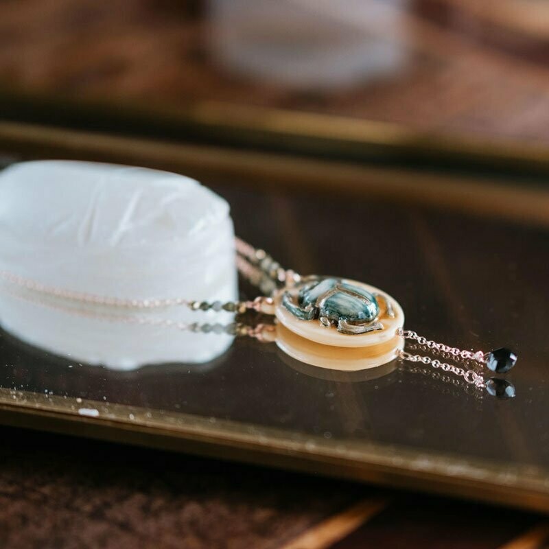 Collana Scarabeo con goccia Collana Scarabeo con goccia