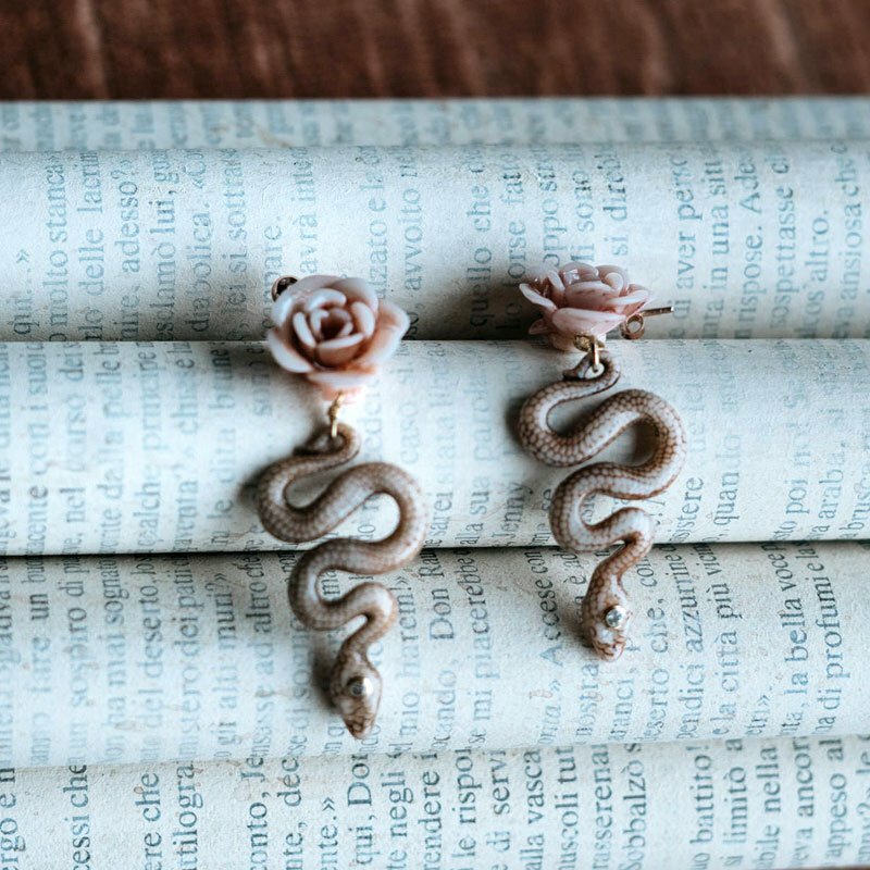 Orecchini con Serpente e Rosa