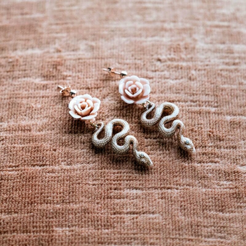 Orecchini con Serpente e Rosa