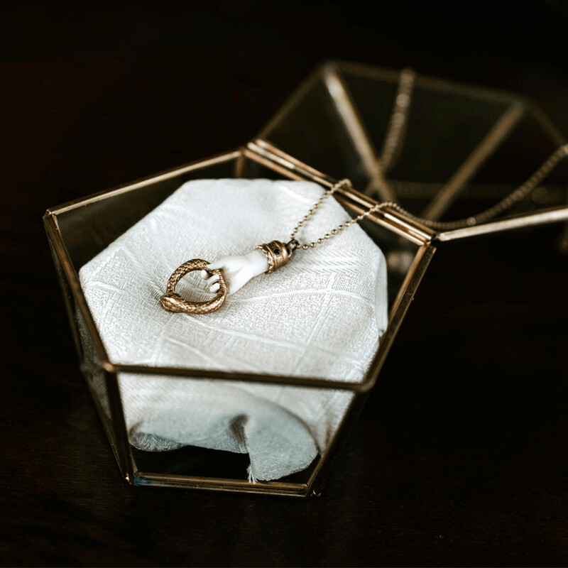 Collana con Manina e Uroboro