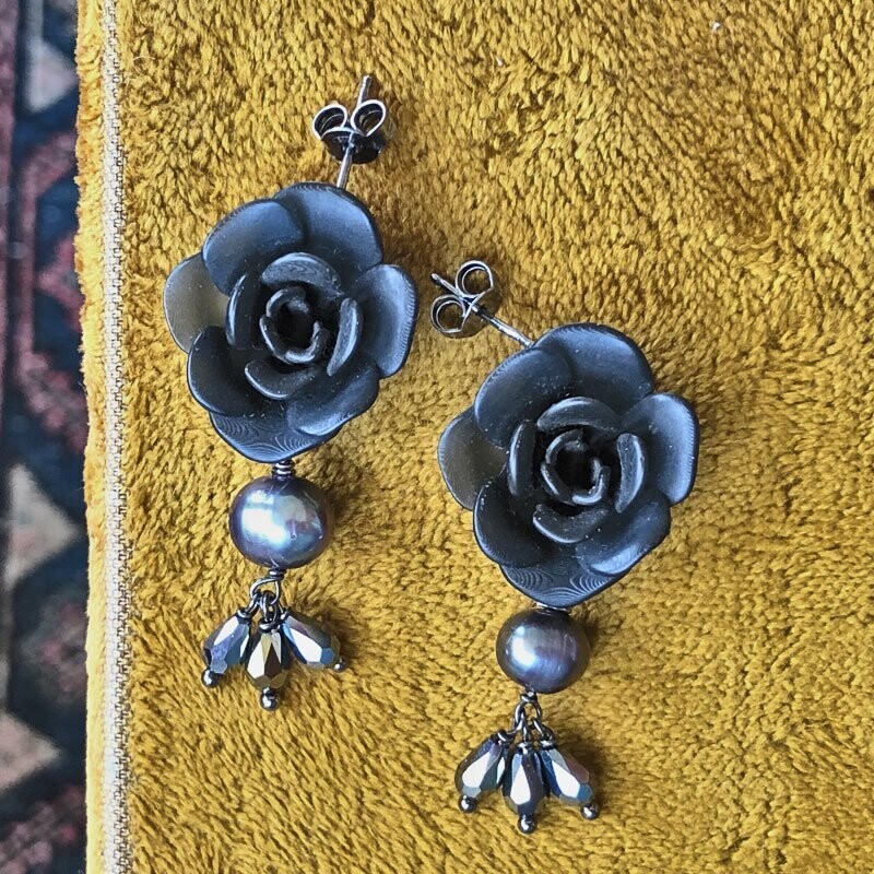 Orecchini con Rosa nera e Perle