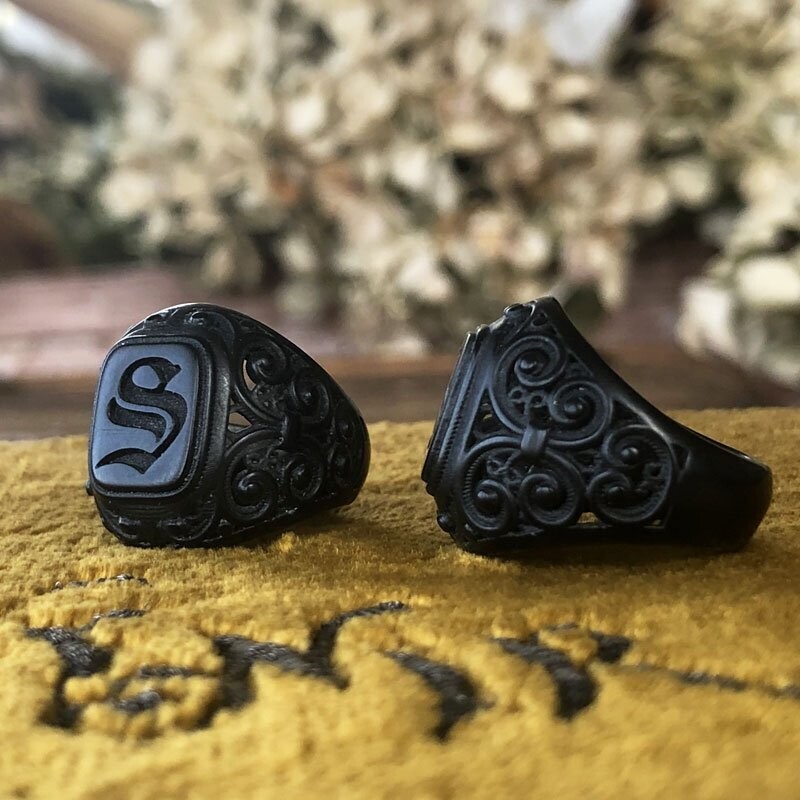 Anello Chevalier in resina nera con iniziale gotica