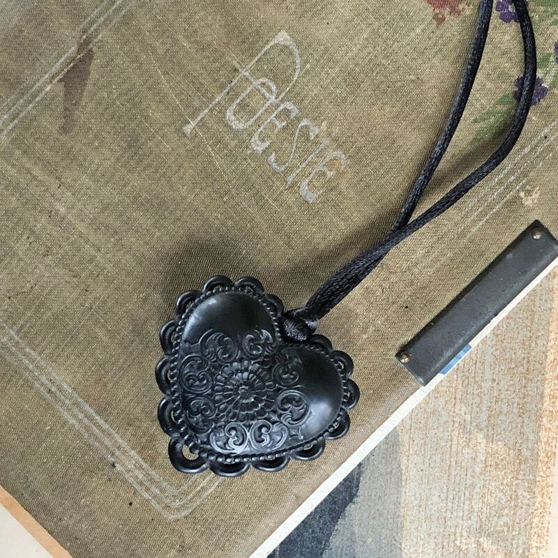 Ciondolo con Sacro Cuore Nero