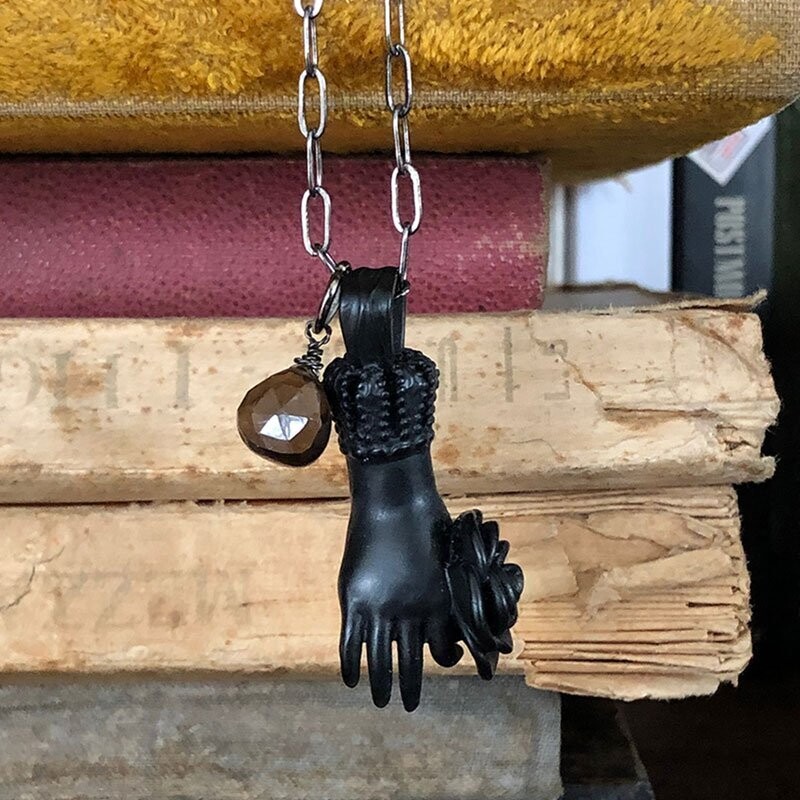 Manina Nera con Rosa