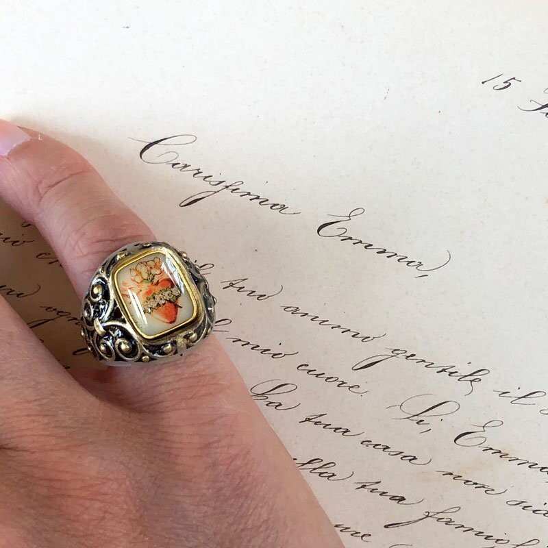 Anello di forma quadrata con cristalli colorati su
