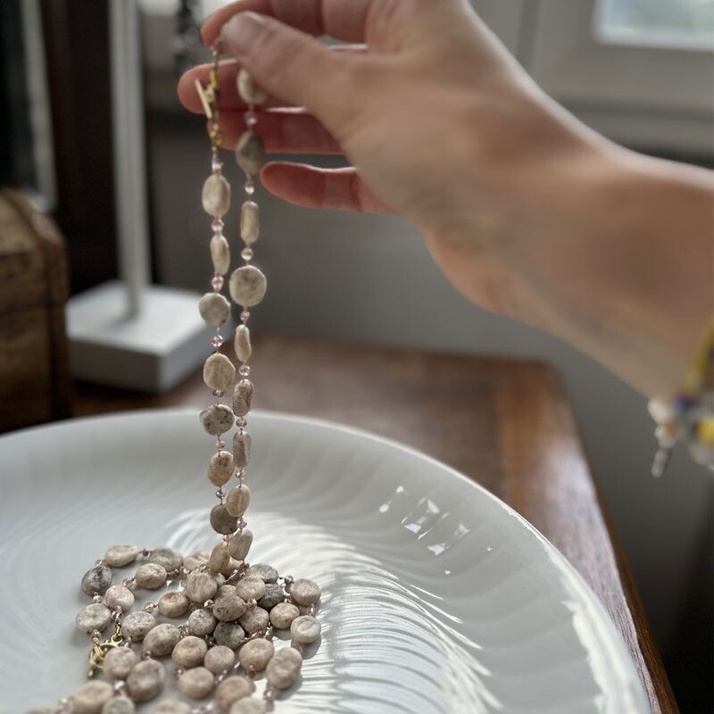 Collana di sassolini in granito rosa