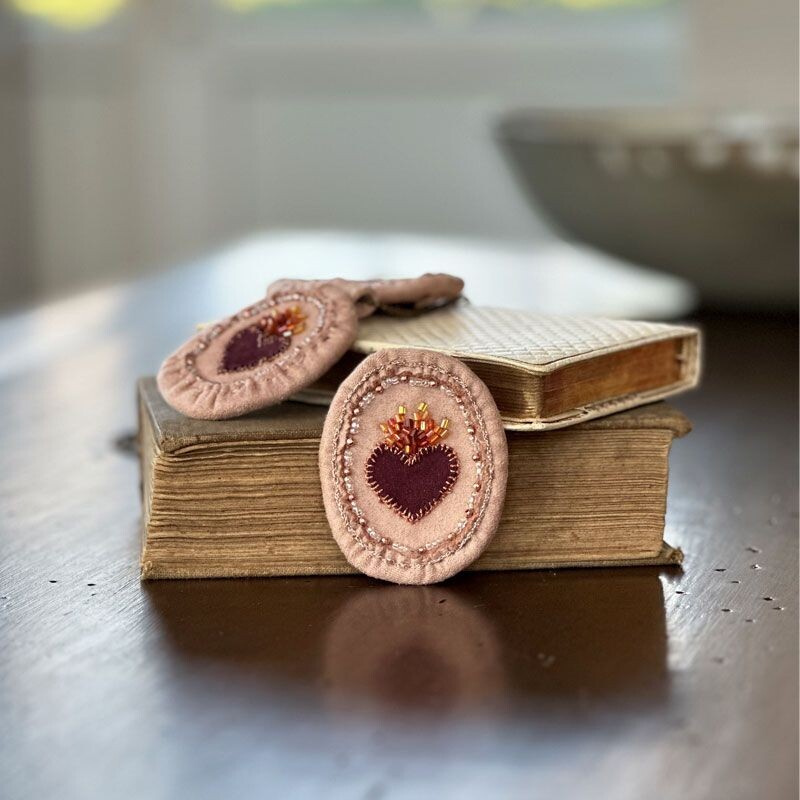 Cuori Sacri in stoffa ricamati a mano