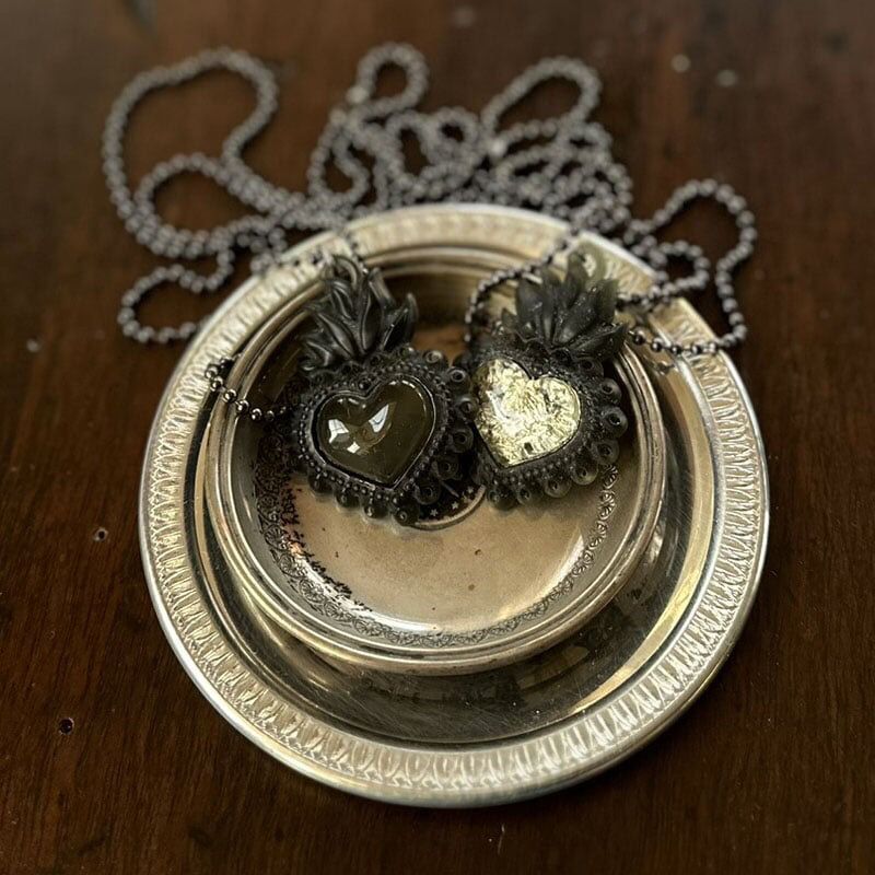 Cuore Sacro nero con foglia argento