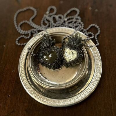 Cuore Sacro nero con foglia argento Cuore Sacro nero con foglia argento