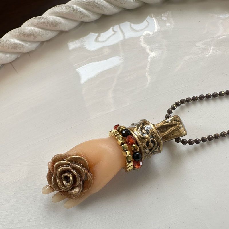 Manine color nudo con Rosa, Scegli la tua manina: Bracciale pietrine rosse nere e oro
