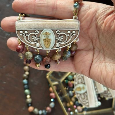 Collana con medaglione in resina e perle in Papier Maché