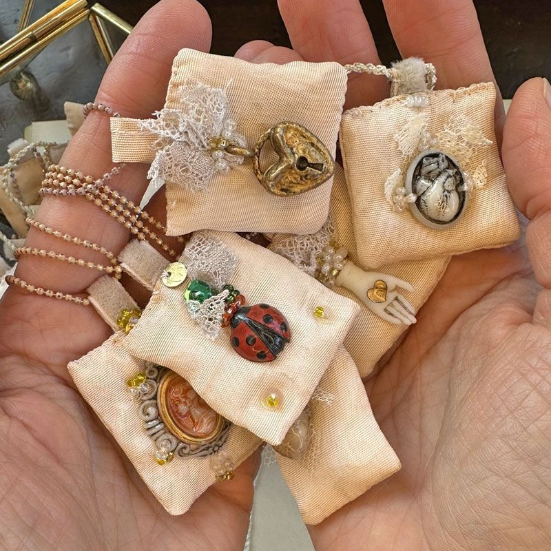 Talismani di seta antica