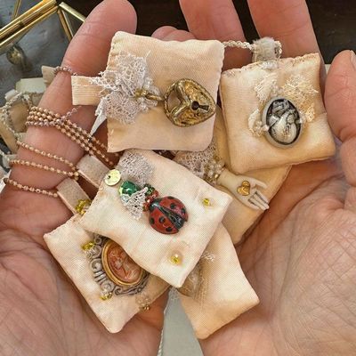 Talismani di seta antica