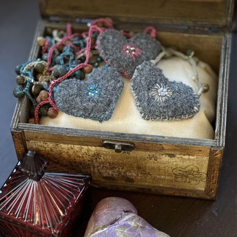 Collana con cuore in lana ricamato e perle in papier maché