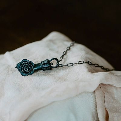 Manina Nera con Rosa Manina Nera con Rosa