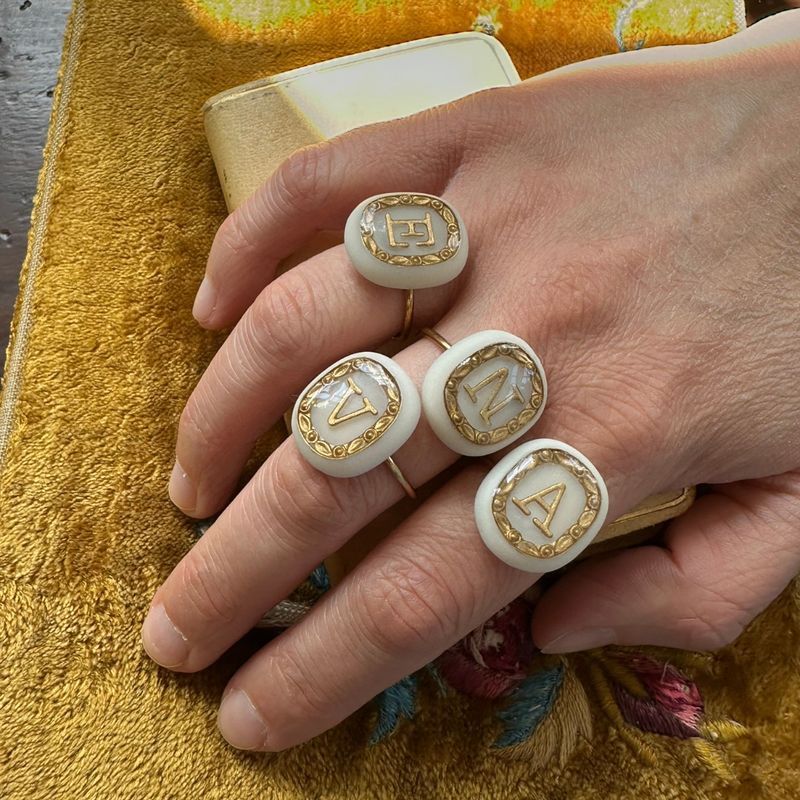 Anello regolabile con iniziale dorata Anello regolabile con iniziale dorata