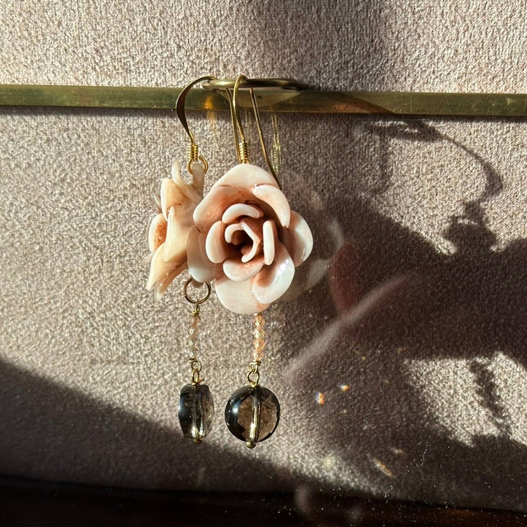Orecchini con Rosa in resina dipinta a mano