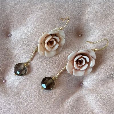 Orecchini con Rosa in resina dipinta a mano Orecchini con Rosa in resina dipinta a mano