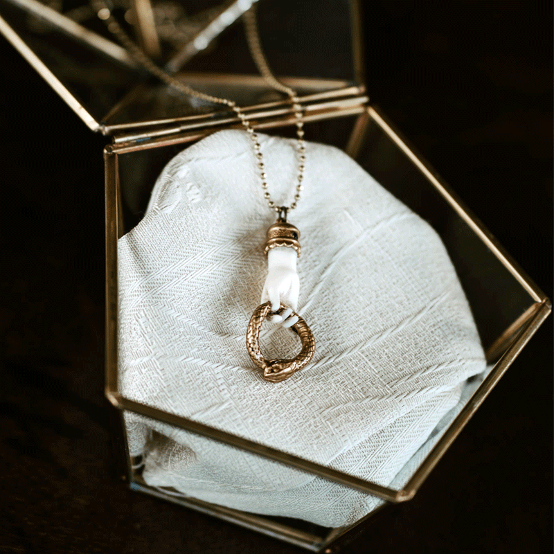 Collana con Manina e Uroboro