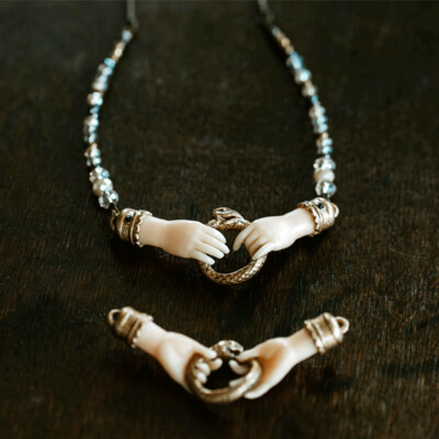 Collana Mani dell'Amore con Uroboro Collana Mani dell'Amore con Uroboro
