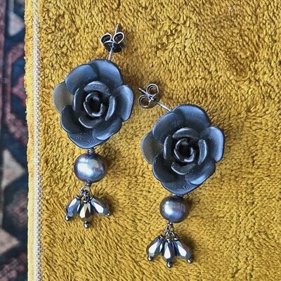 Orecchini con Rosa nera e Perle Orecchini con Rosa nera e Perle