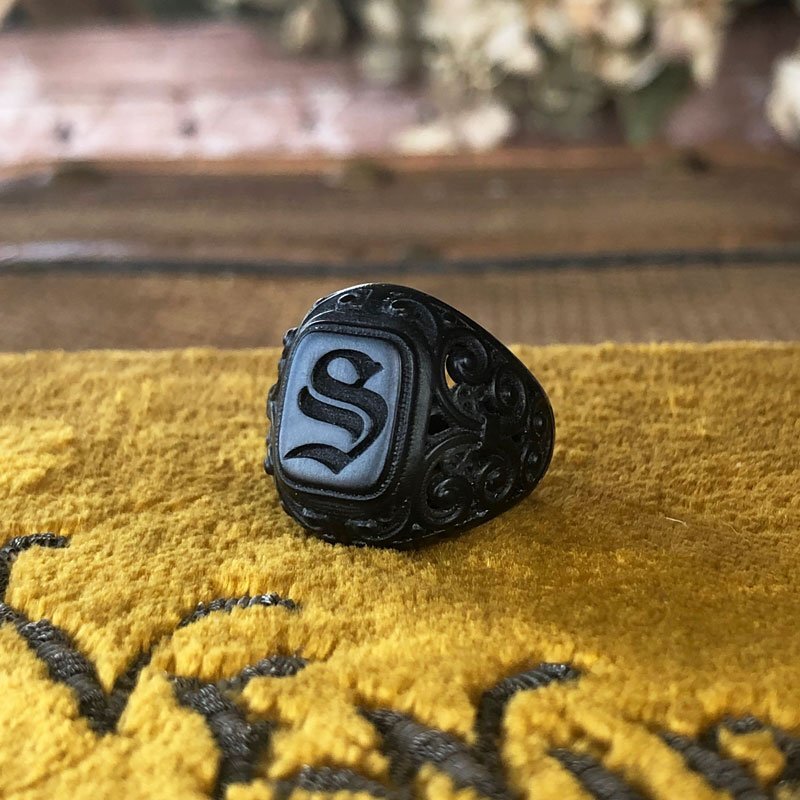 Anello Chevalier in resina nera con iniziale gotica