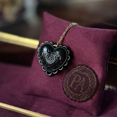 Ciondolo con Sacro Cuore Nero Ciondolo con Sacro Cuore Nero