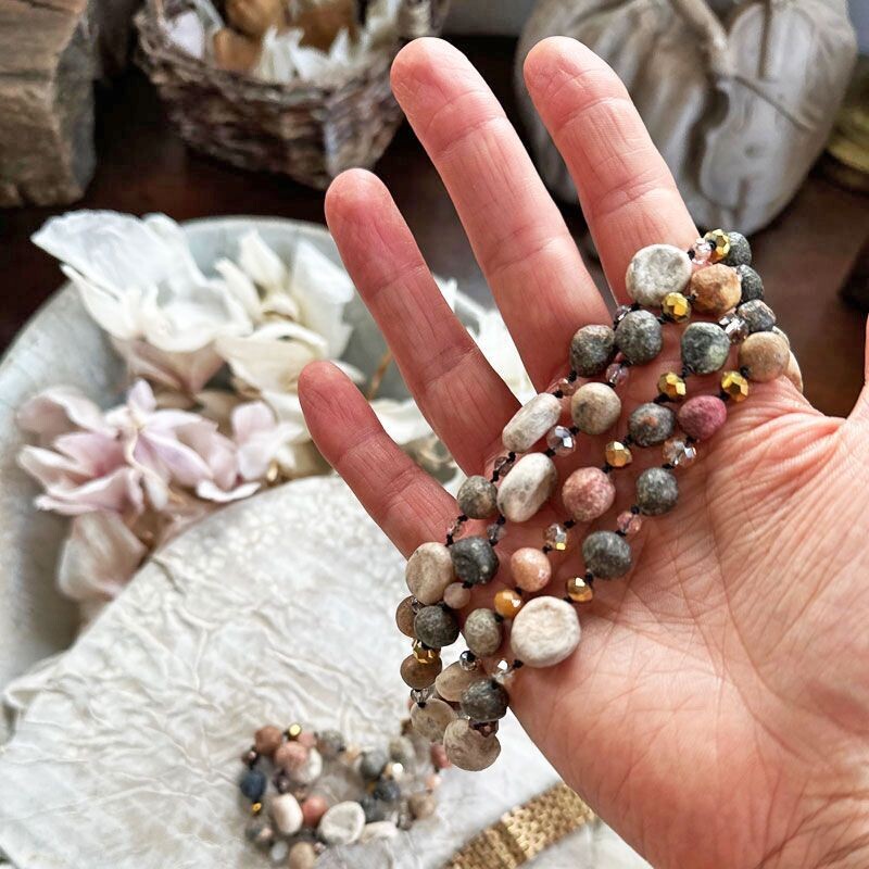 Collana imitazione di sassolini e sfere