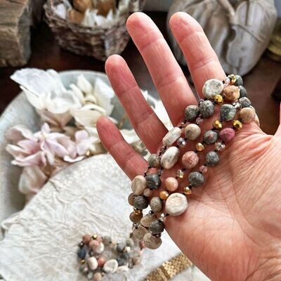 Collana imitazione di sassolini e sfere Collana imitazione di sassolini e sfere