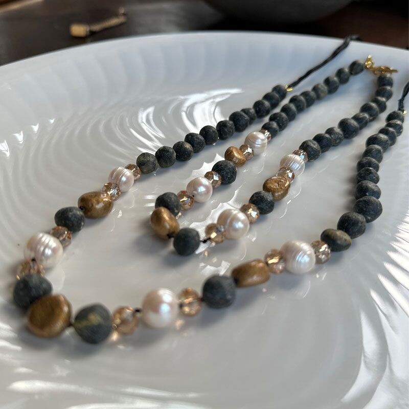 Collana effetto pietra lavica e perle di fiume Collana effetto pietra lavica e perle di fiume