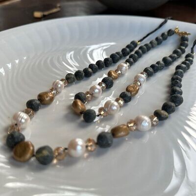 Collana effetto pietra lavica e perle di fiume