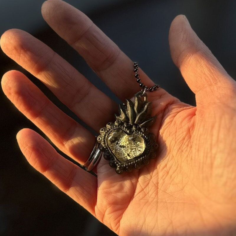 Cuore Sacro nero con foglia argento