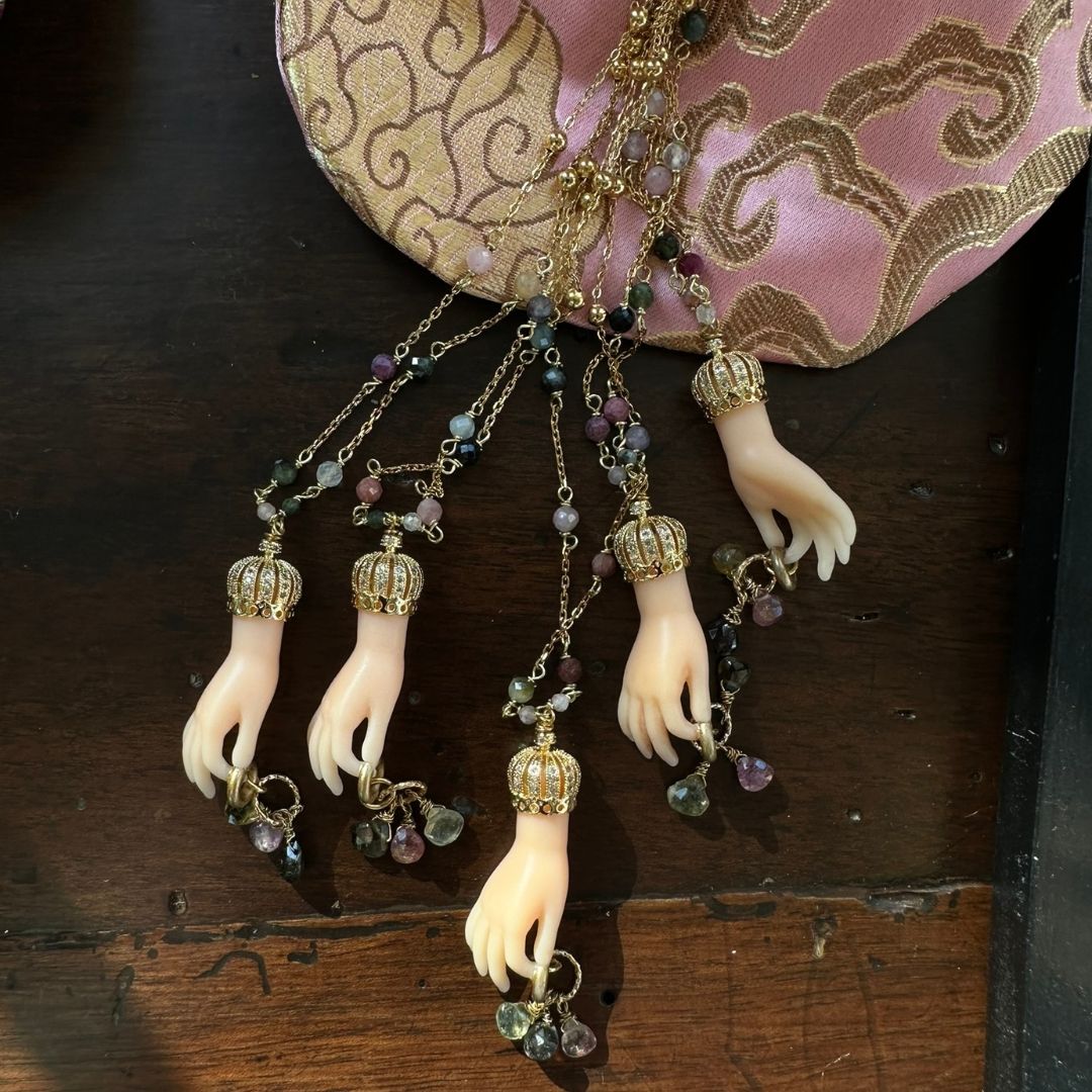 Manina con gocce di tormalina
