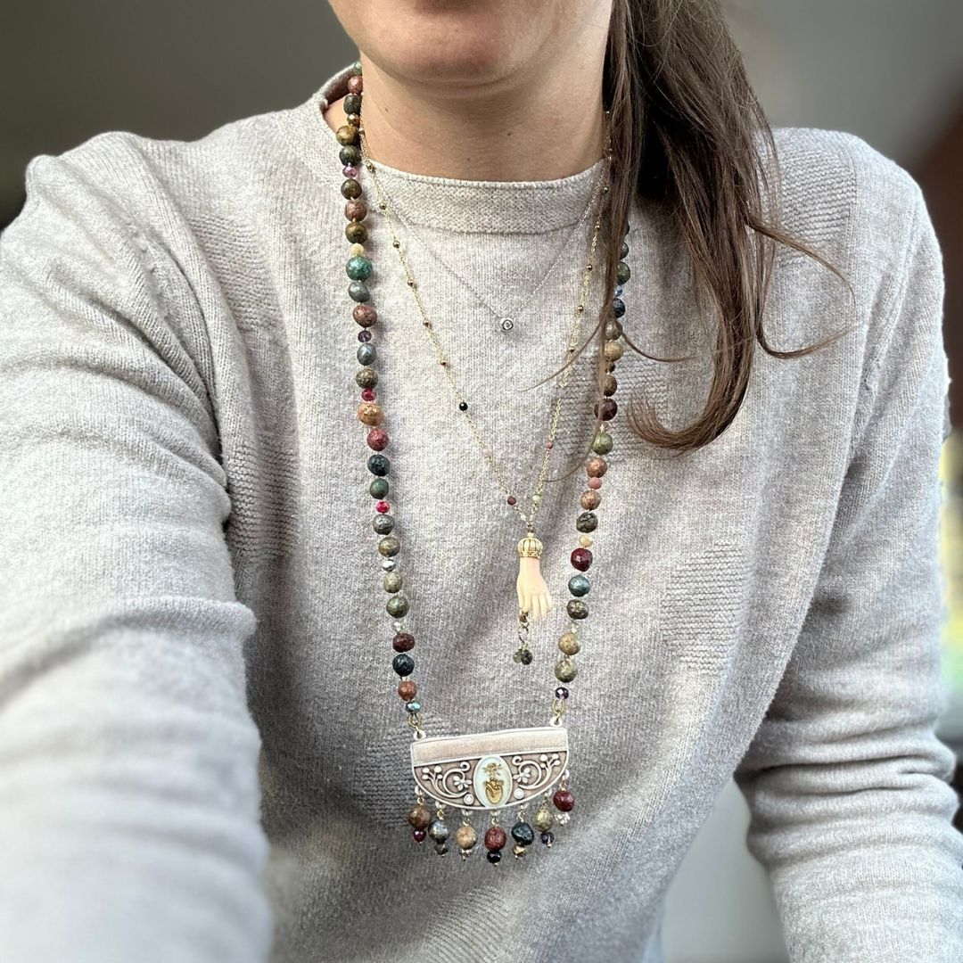 Collana con medaglione in resina e perle in Papier Maché