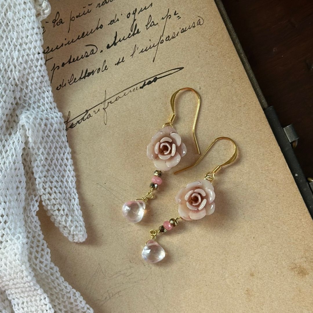 Orecchini con rosa in resina – versione petite Orecchini con rosa in resina – versione petite