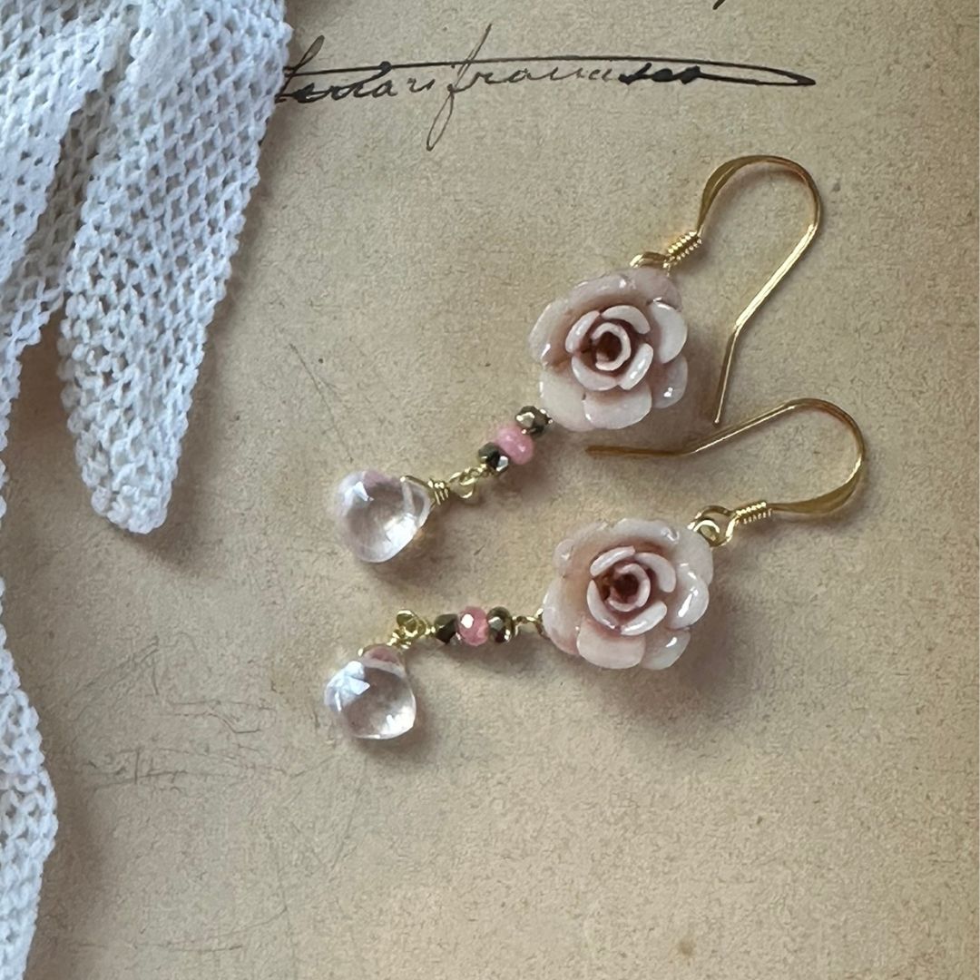 Orecchini con rosa in resina – versione petite Orecchini con rosa in resina – versione petite